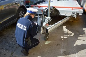 policjanci zabezpieczają pojazdy