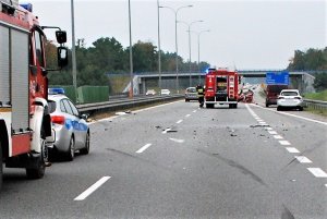 policjanci wykonują czynności na wypadku