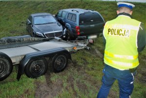 policjanci wykonują czynności na wypadku