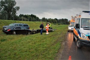 policjanci wykonują czynności na wypadku