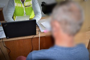 policjant przesłuchuje zatrzymanego