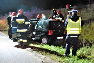 policjanci wykonują czynności na wypadku