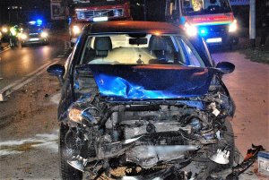 policjanci wykonują czynności na wypadku