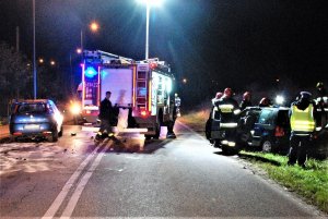 policjanci wykonują czynności na wypadku