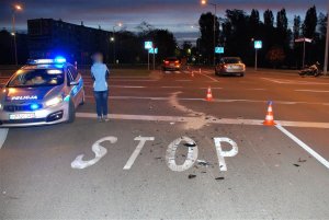 policjanci wykonują czynności w miejscu wypadku