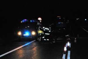 policjanci wykonują czynności na wypadku drogowym