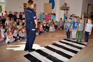 policjantka spotkała się z przedszkolakami