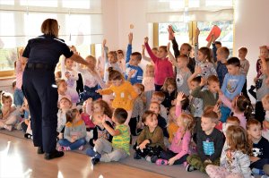 policjantka spotkała się z przedszkolakami
