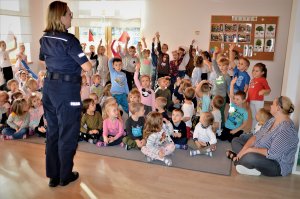 policjantka spotkała się z przedszkolakami