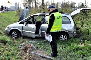 policjanci wykonują czynności na wypadku