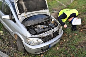 policjanci wykonują czynności na wypadku