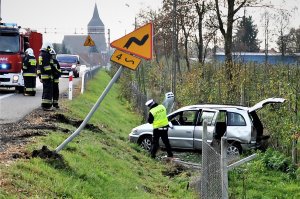 policjanci wykonują czynności na wypadku