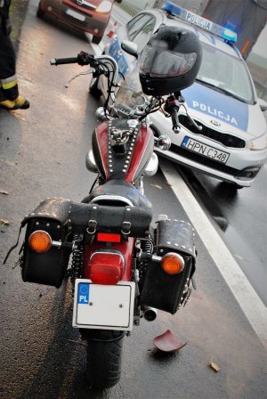 policjanci wykonują czynności na wypadku