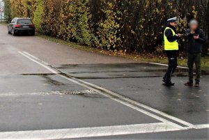 policjanci wykonują czynności na wypadku