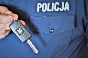policjant trzyma klucz