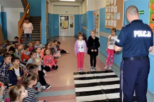 policjanci na spotkaniu z dziećmi
