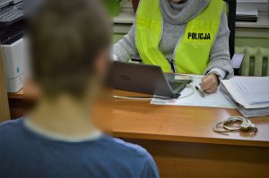 POLICJANTKA PRZESŁUCHUJE ZATRZYMANEGO