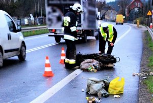 policjanci wykonują czynności na wypadku drogowym
