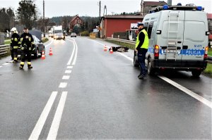 policjanci wykonują czynności na wypadku drogowym