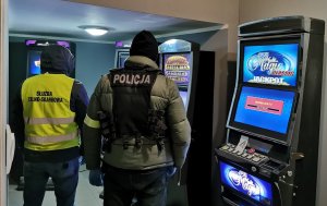 policjanci podczas czynności