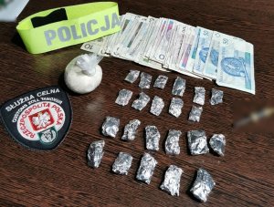 policjanci podczas czynności