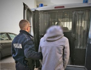 policjanci doprowadzają zatrzymanych