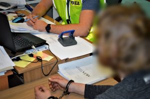 policjant przesłuchuje zatrzymanego