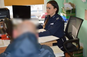 policjantka przesłuchuje zatrzymanego