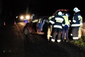 policjant wykonuje czynności na wypadku