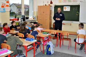 spotkanie policjanta z dziećmi