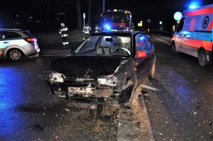 policjanci pracują na miejscu wypadku drogowego