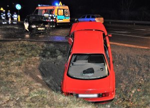 policjanci pracują na miejscu wypadku drogowego