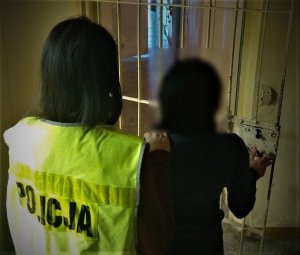 policjantka doprowadza zatrzymaną