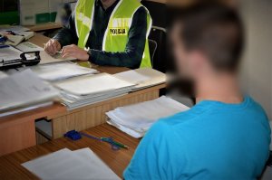 policjanci wykonują czynności z zatrzymanym