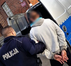 policjanci wykonują czynności z zatrzymanym