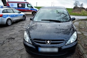 policjanci wykonują czynności na wypadku drogowym