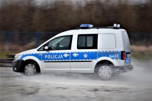 policjanci doskonalą technikę jazdy