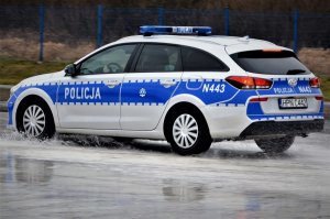 policjanci doskonalą technikę jazdy