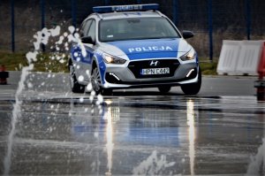 policjanci doskonalą technikę jazdy
