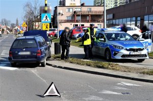 policjanci pracują na miejscu wypadku drogowego