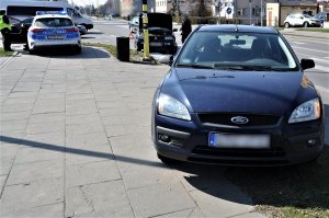 policjanci pracują na miejscu wypadku drogowego