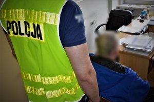 policjanci z zatrzymanym i odzyskane przedmioty