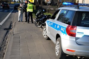 policjanci pracują w miejscu wypadku