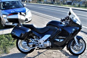 policjanci pracują w miejscu wypadku