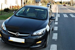 policjanci pracują w miejscu wypadku