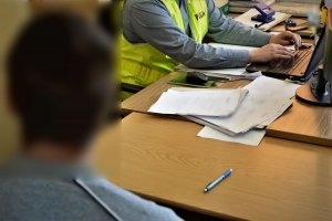 policjanci wykonują czynności z zatrzymanym