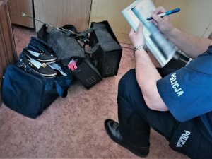 policjanci pracują przy włamaniach