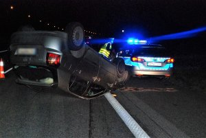 policjanci pracują na miejscu wypadku