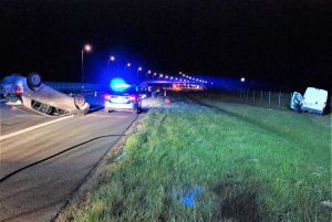 policjanci pracują na miejscu wypadku