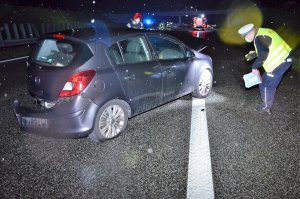policjanci wykonują czynności na wypadku drogowym